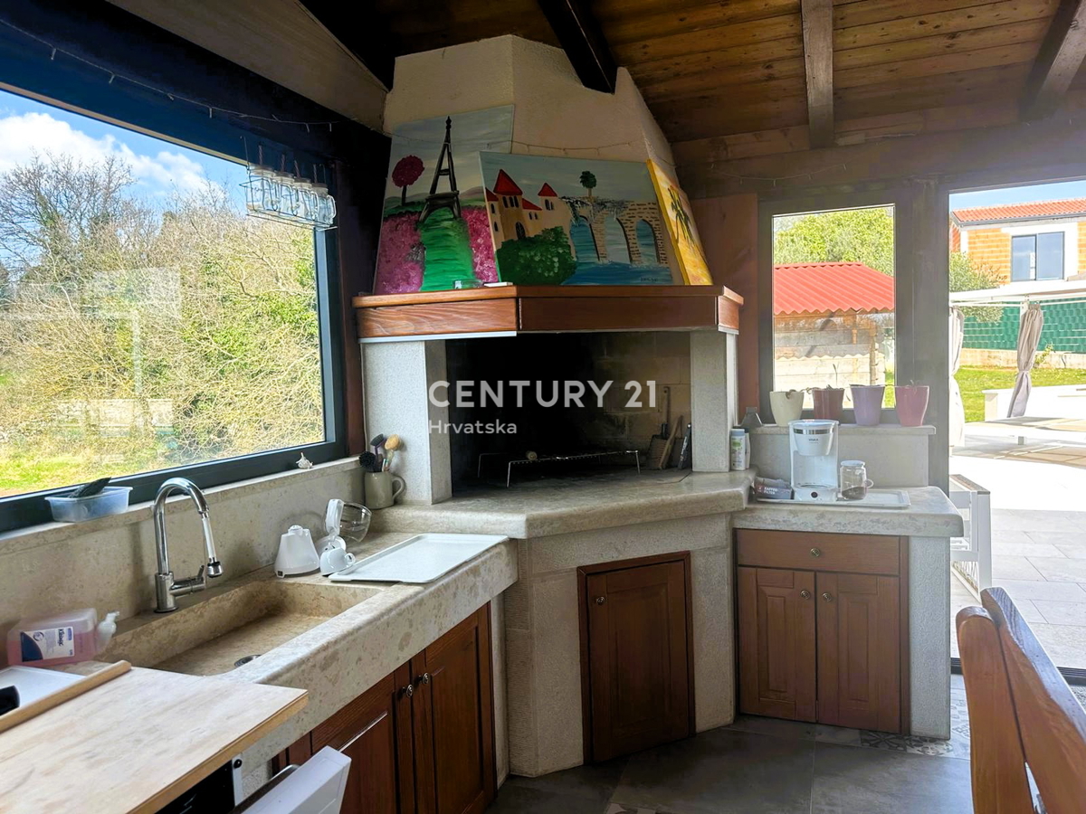 KRINGA, HIŠA S BAZENOM IN VELIKIM DVORIŠČEM NA MIRNI LOKACIJI