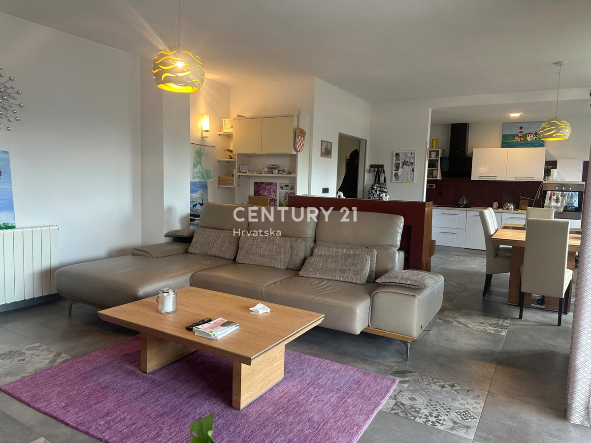 KRINGA, HIŠA S BAZENOM IN VELIKIM DVORIŠČEM NA MIRNI LOKACIJI