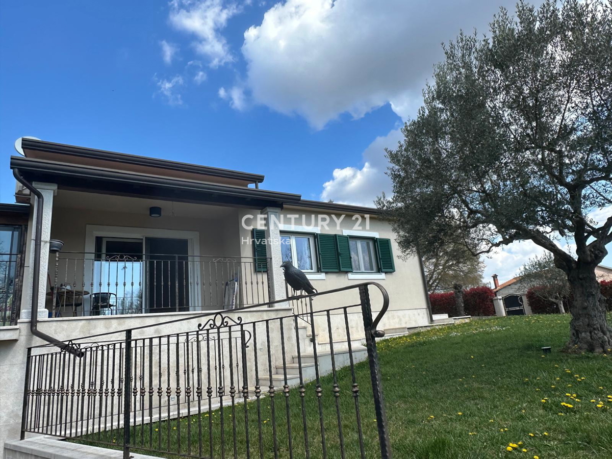 KRINGA, HIŠA S BAZENOM IN VELIKIM DVORIŠČEM NA MIRNI LOKACIJI