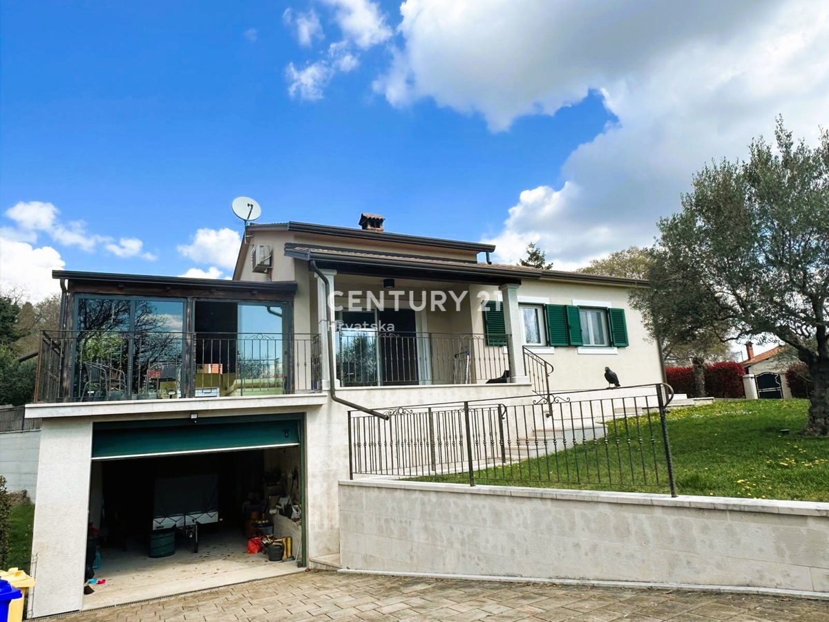 KRINGA, HIŠA S BAZENOM IN VELIKIM DVORIŠČEM NA MIRNI LOKACIJI