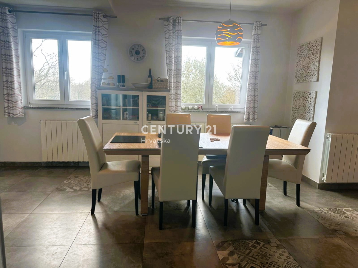 KRINGA, HIŠA S BAZENOM IN VELIKIM DVORIŠČEM NA MIRNI LOKACIJI