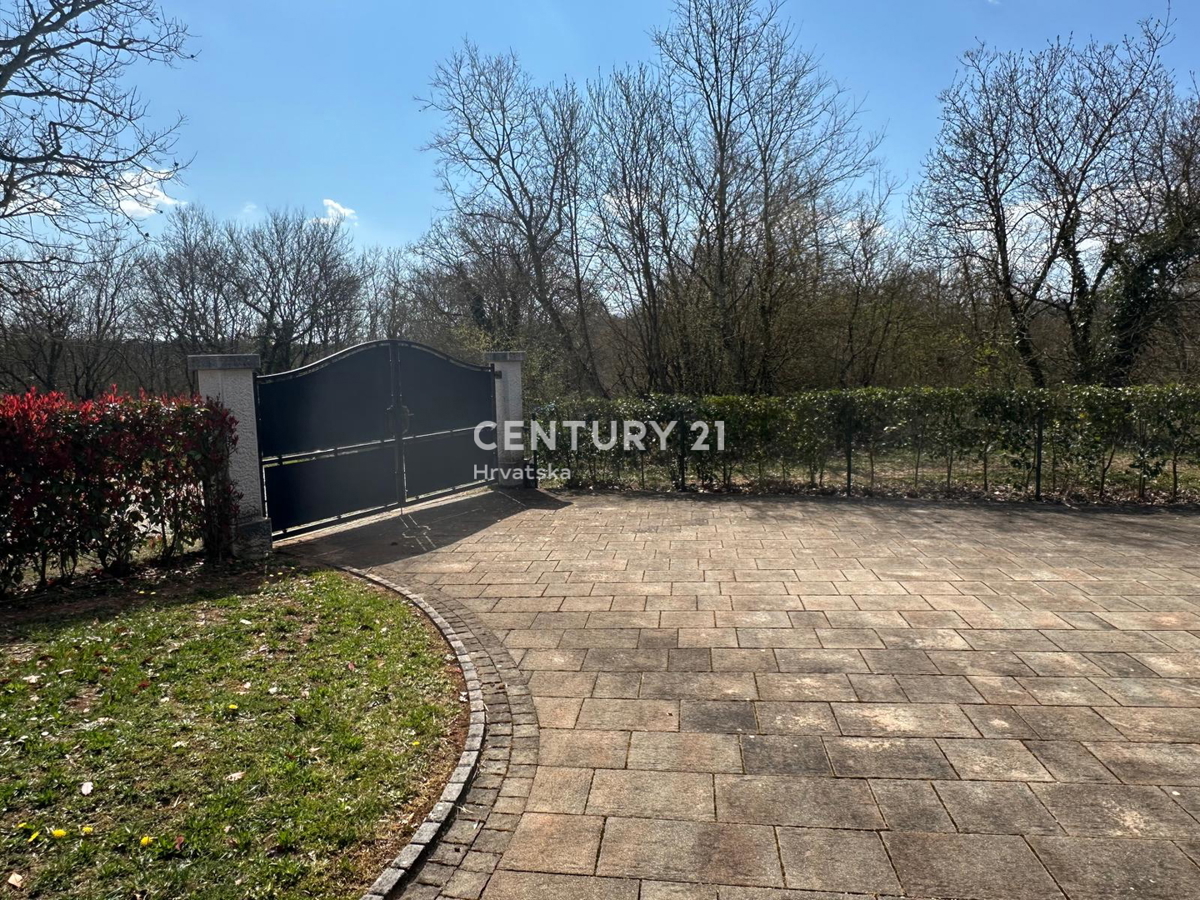 KRINGA, HIŠA S BAZENOM IN VELIKIM DVORIŠČEM NA MIRNI LOKACIJI