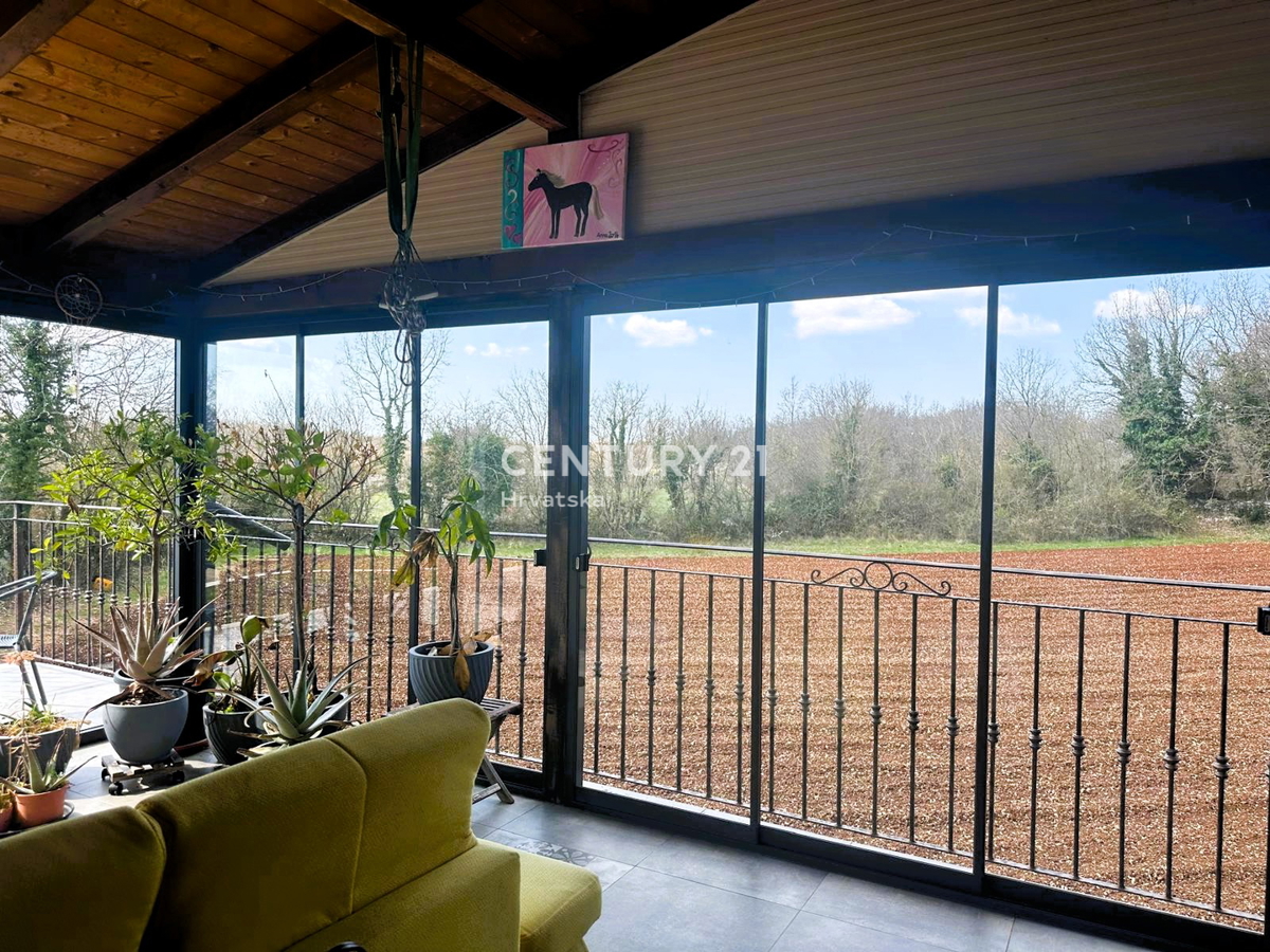 KRINGA, HIŠA S BAZENOM IN VELIKIM DVORIŠČEM NA MIRNI LOKACIJI