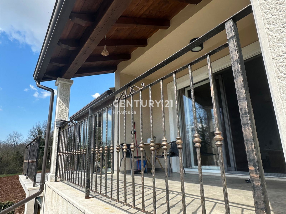 KRINGA, HIŠA S BAZENOM IN VELIKIM DVORIŠČEM NA MIRNI LOKACIJI