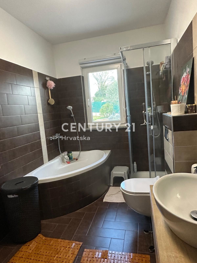 KRINGA, HIŠA S BAZENOM IN VELIKIM DVORIŠČEM NA MIRNI LOKACIJI