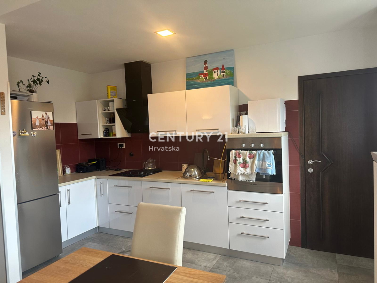 KRINGA, HIŠA S BAZENOM IN VELIKIM DVORIŠČEM NA MIRNI LOKACIJI