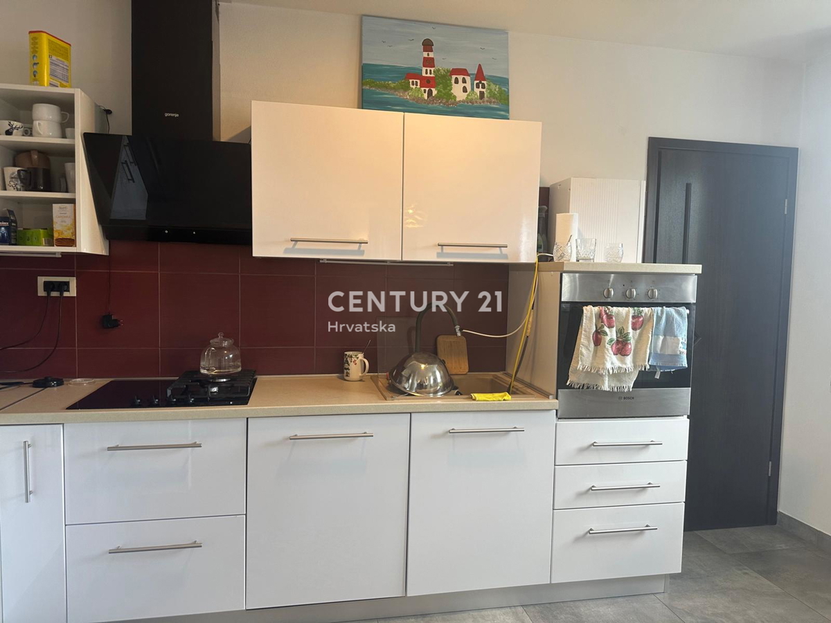 KRINGA, HIŠA S BAZENOM IN VELIKIM DVORIŠČEM NA MIRNI LOKACIJI