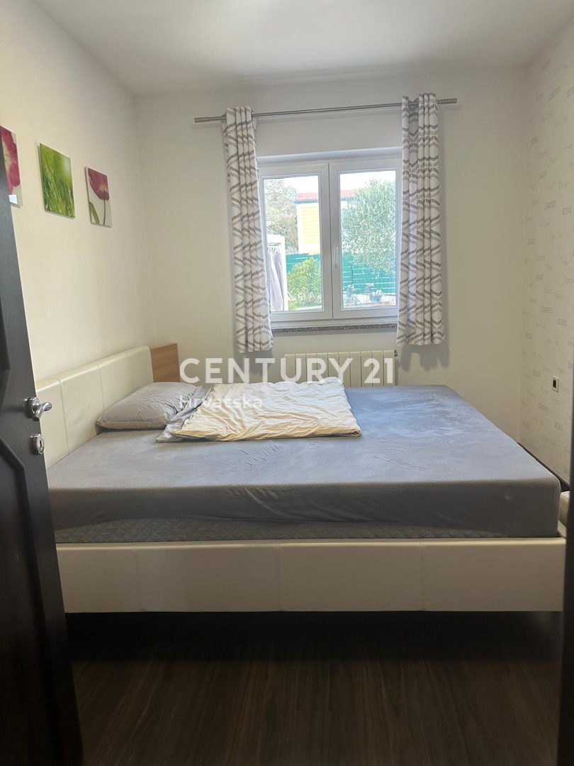 KRINGA, HIŠA S BAZENOM IN VELIKIM DVORIŠČEM NA MIRNI LOKACIJI