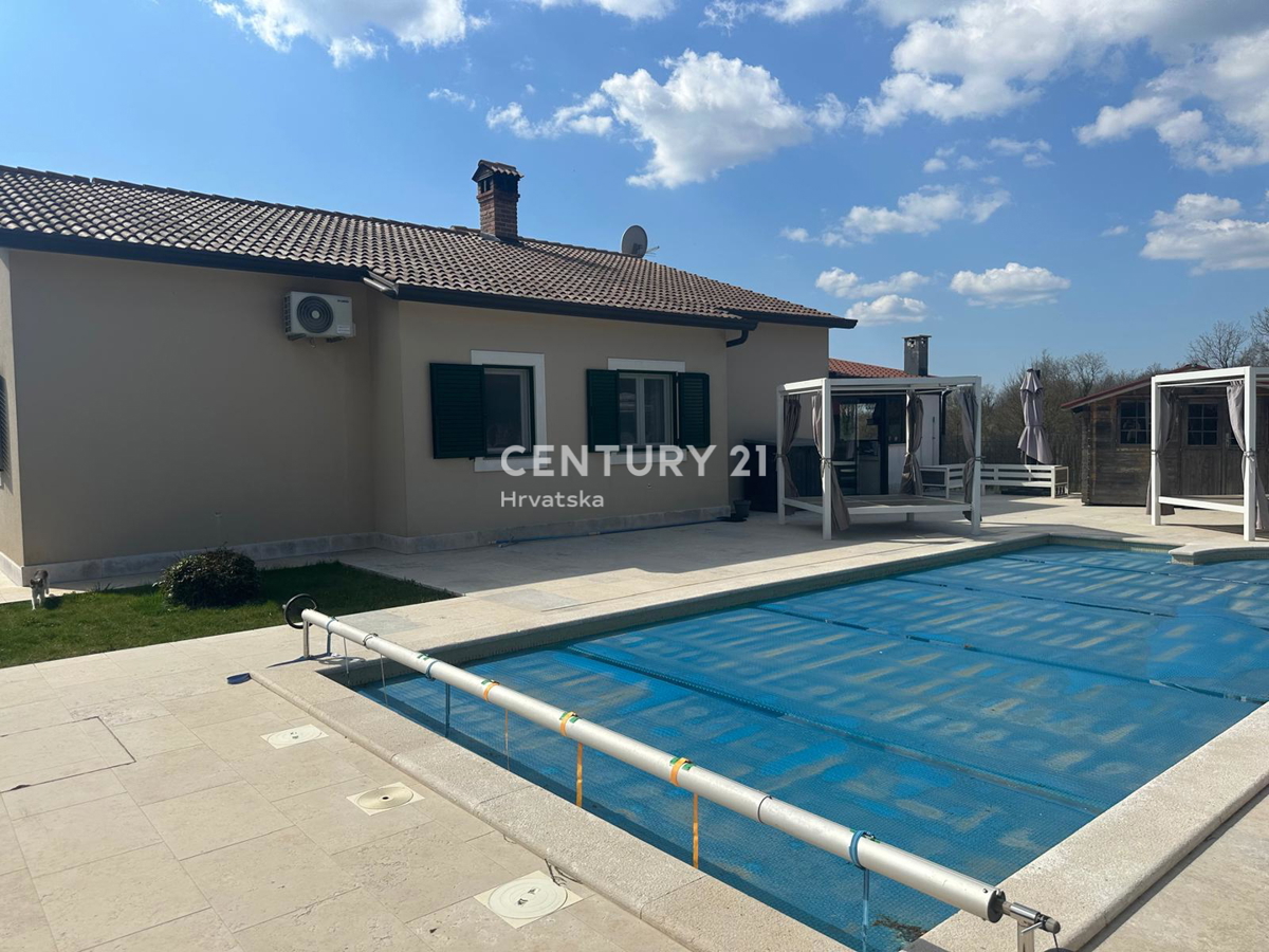 KRINGA, HIŠA S BAZENOM IN VELIKIM DVORIŠČEM NA MIRNI LOKACIJI