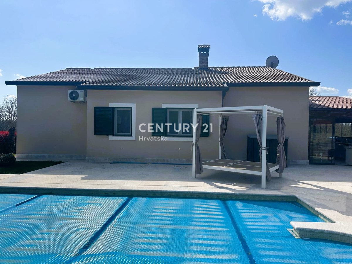 KRINGA, HIŠA S BAZENOM IN VELIKIM DVORIŠČEM NA MIRNI LOKACIJI