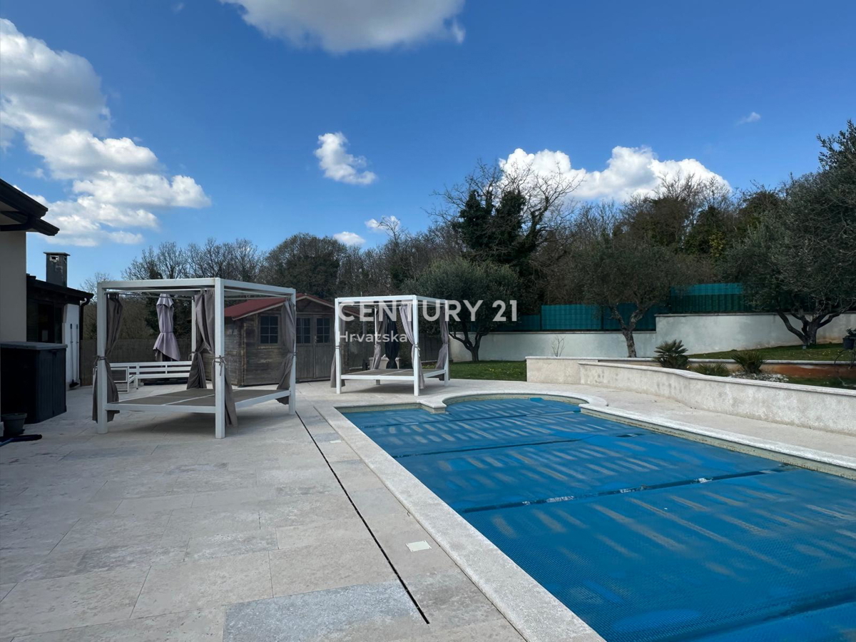 KRINGA, HIŠA S BAZENOM IN VELIKIM DVORIŠČEM NA MIRNI LOKACIJI