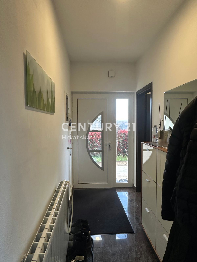 KRINGA, HIŠA S BAZENOM IN VELIKIM DVORIŠČEM NA MIRNI LOKACIJI