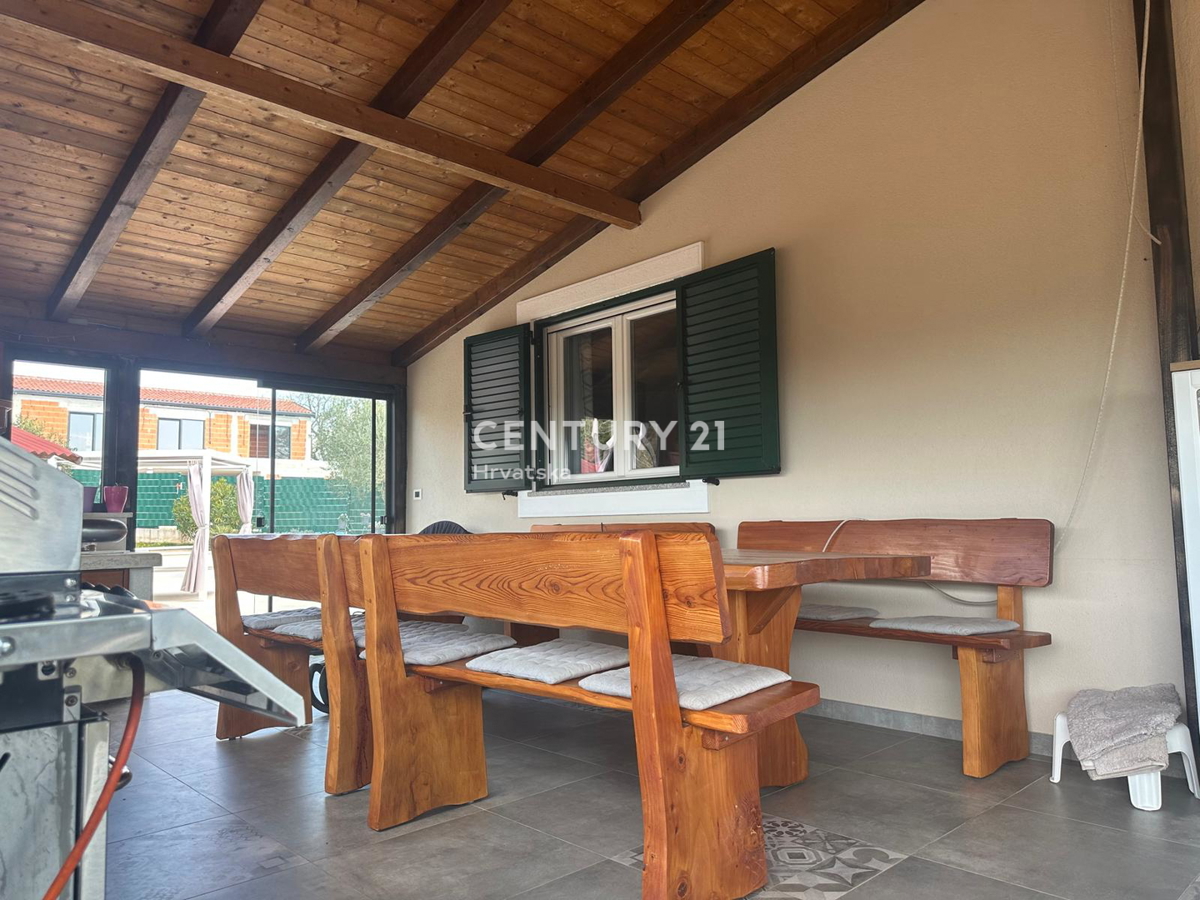 KRINGA, HIŠA S BAZENOM IN VELIKIM DVORIŠČEM NA MIRNI LOKACIJI