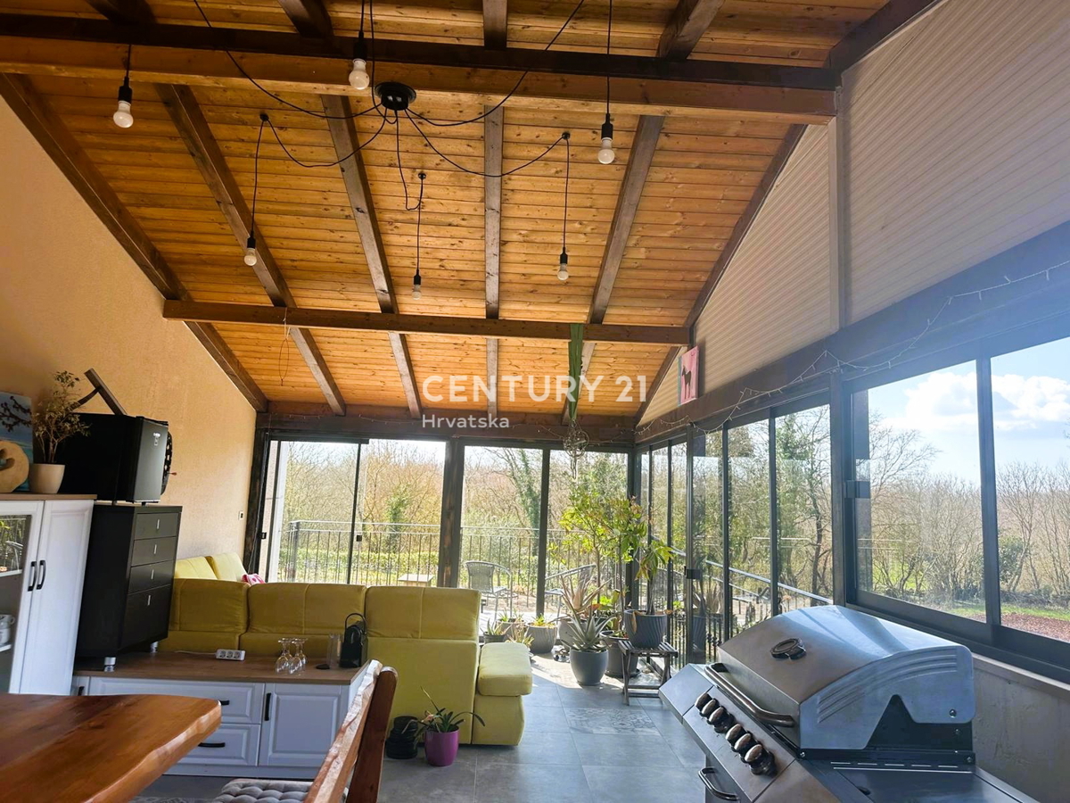 KRINGA, HIŠA S BAZENOM IN VELIKIM DVORIŠČEM NA MIRNI LOKACIJI