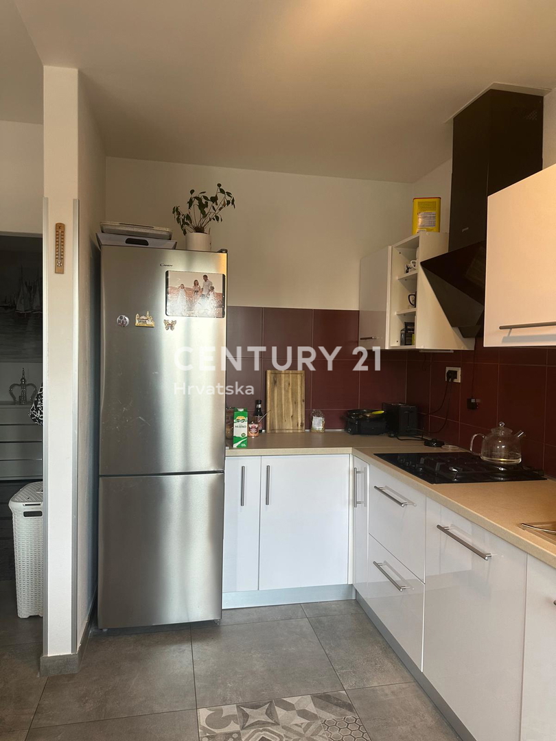 KRINGA, HIŠA S BAZENOM IN VELIKIM DVORIŠČEM NA MIRNI LOKACIJI