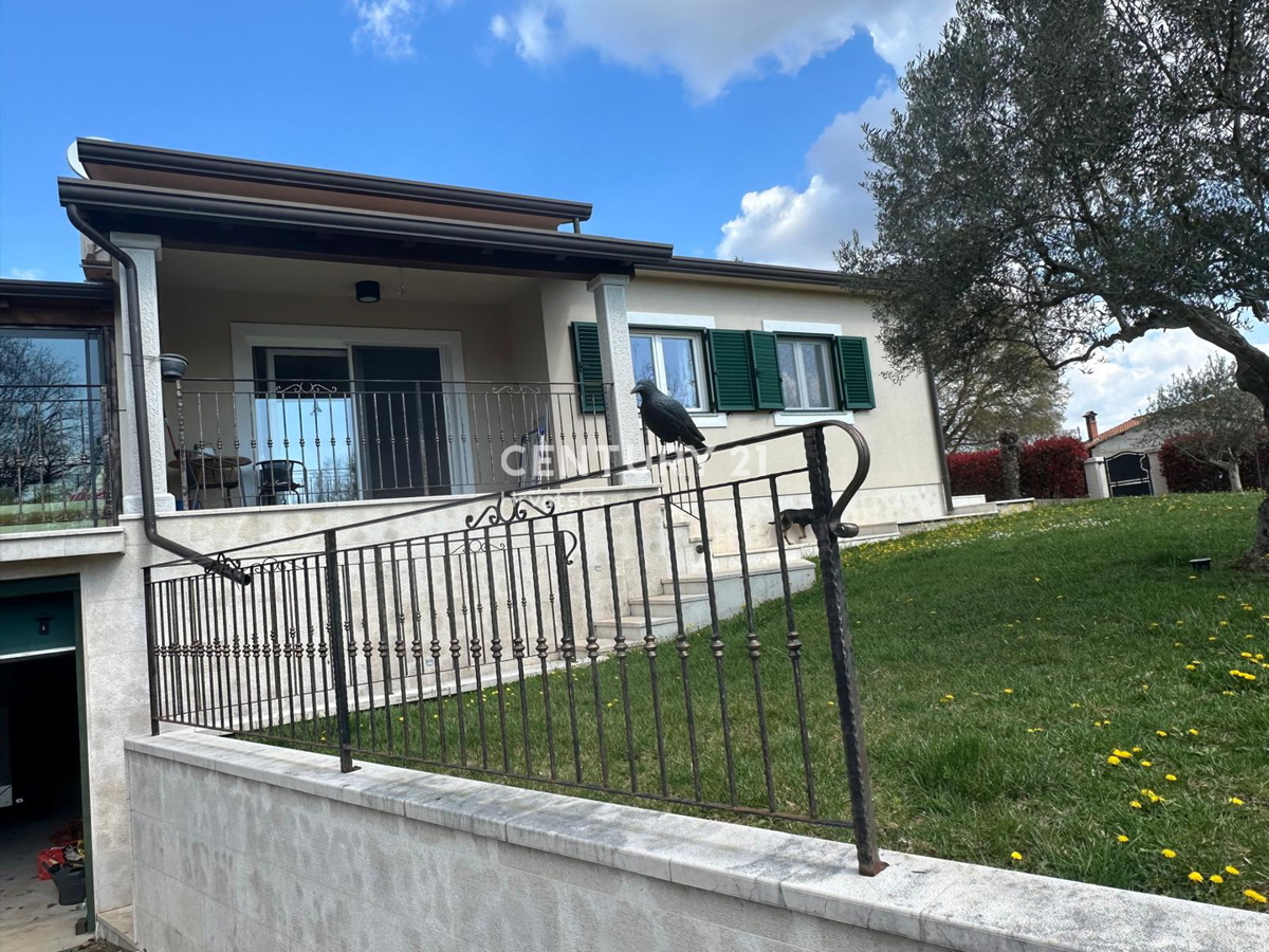 KRINGA, HIŠA S BAZENOM IN VELIKIM DVORIŠČEM NA MIRNI LOKACIJI