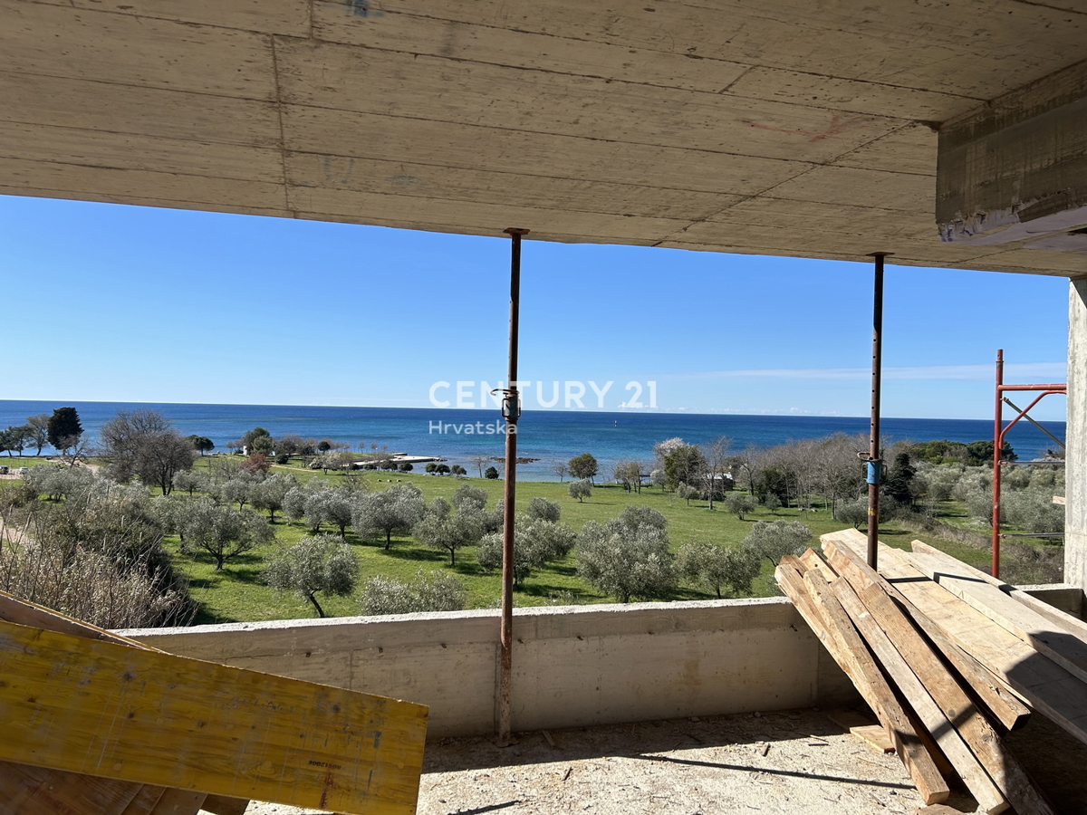 Umag, dvojna hiša samo 150 metrov od plaže s panoramskim in odprtim pogledom na morje