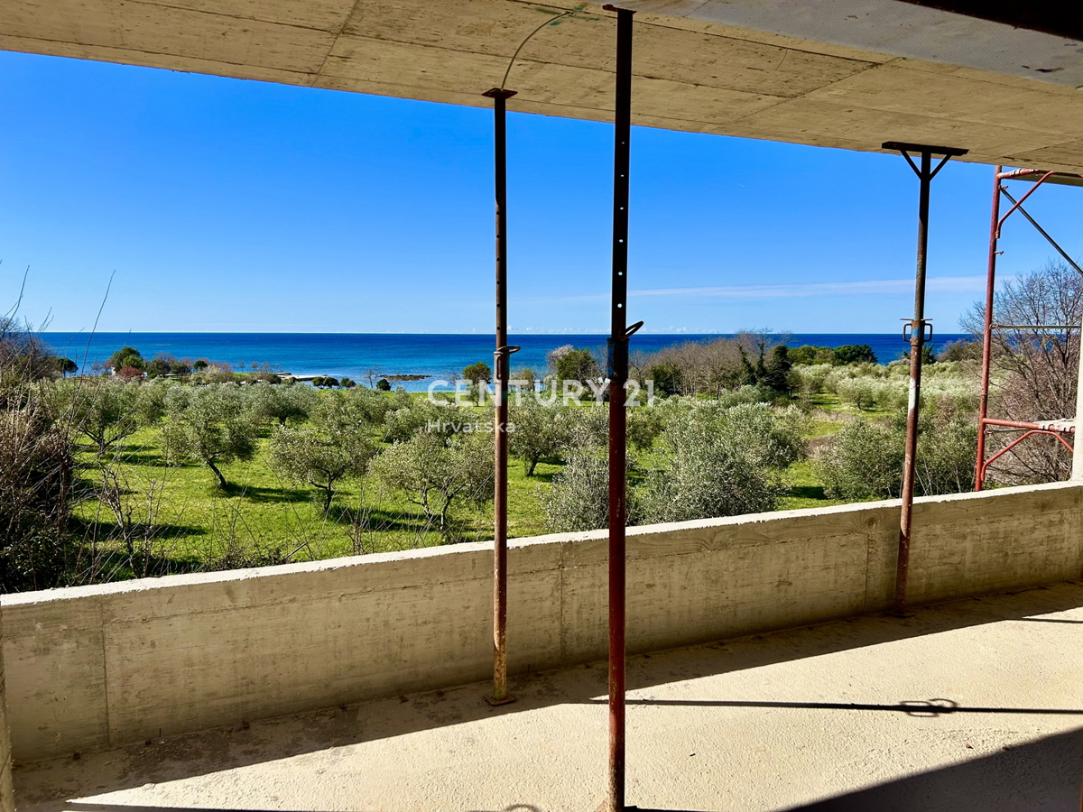 Umag, dvojna hiša samo 150 metrov od plaže s panoramskim in odprtim pogledom na morje