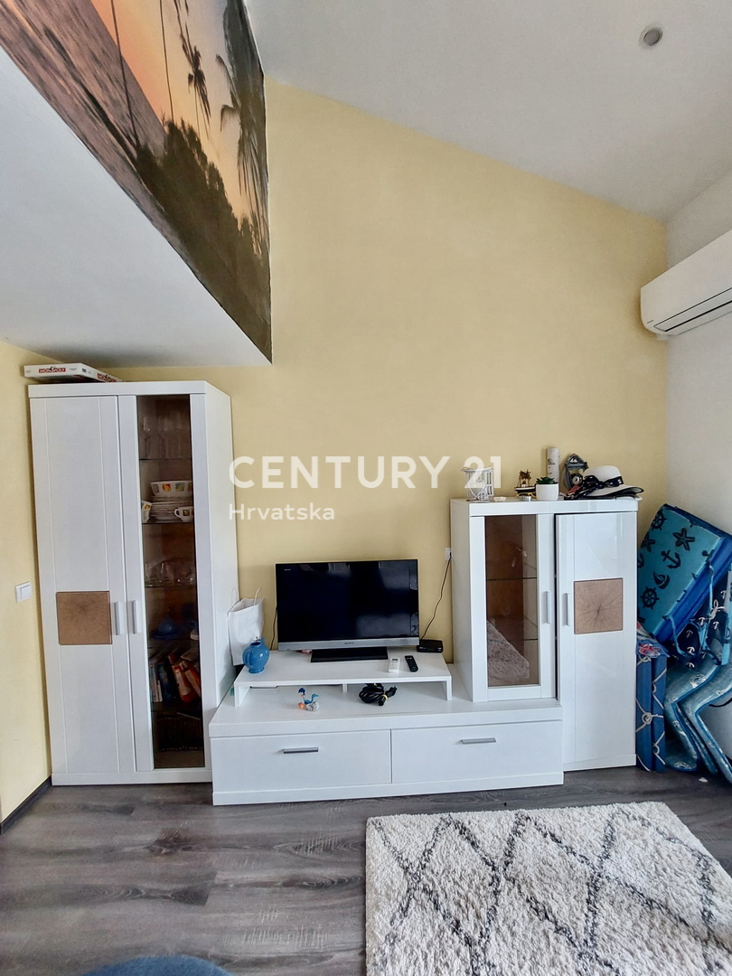 POREČ, ČERVAR PORAT, RENOVIRANO DVOSTOPENJSKO STANOVANJE LE 100 METROV OD PLAŽE