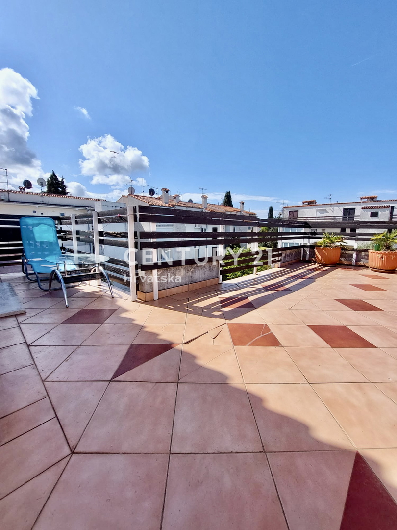 POREČ, ČERVAR PORAT, RENOVIRANO DVOSTOPENJSKO STANOVANJE LE 100 METROV OD PLAŽE