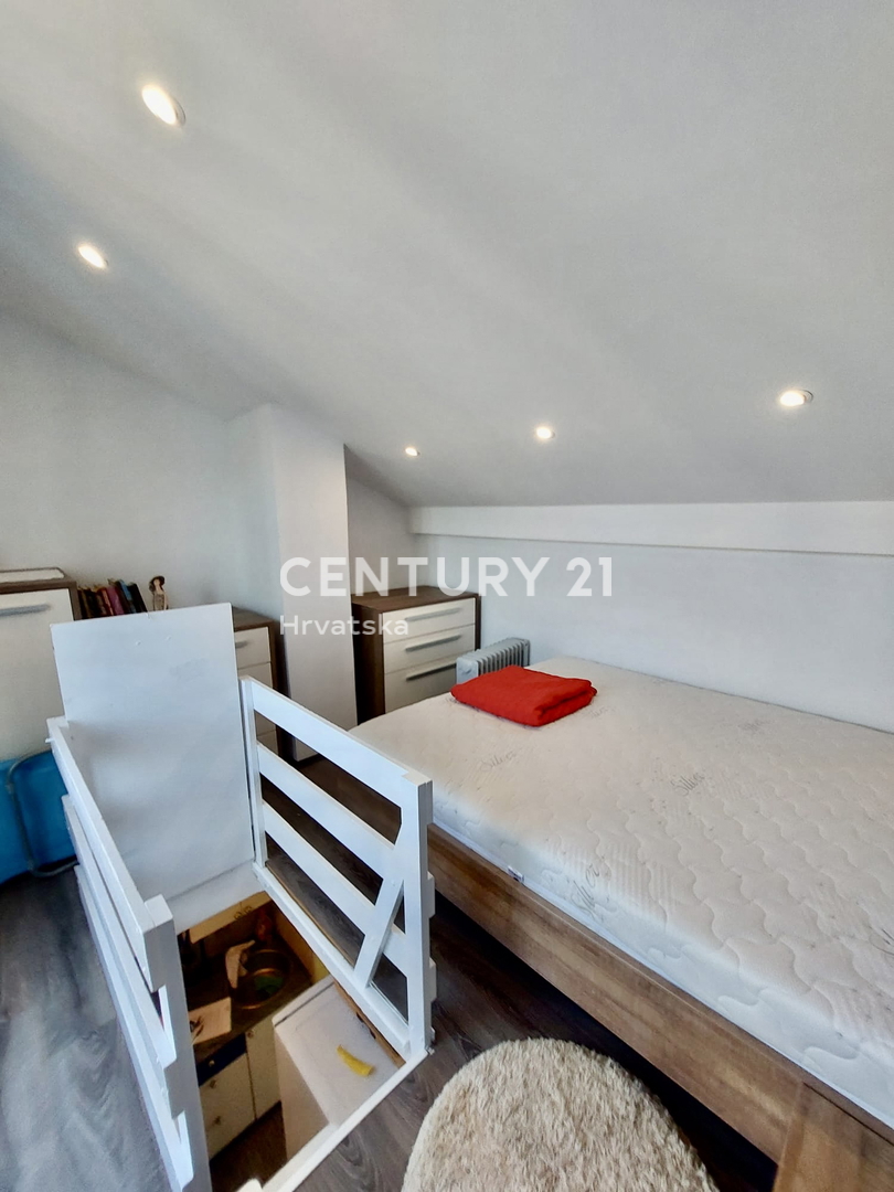 POREČ, ČERVAR PORAT, RENOVIRANO DVOSTOPENJSKO STANOVANJE LE 100 METROV OD PLAŽE