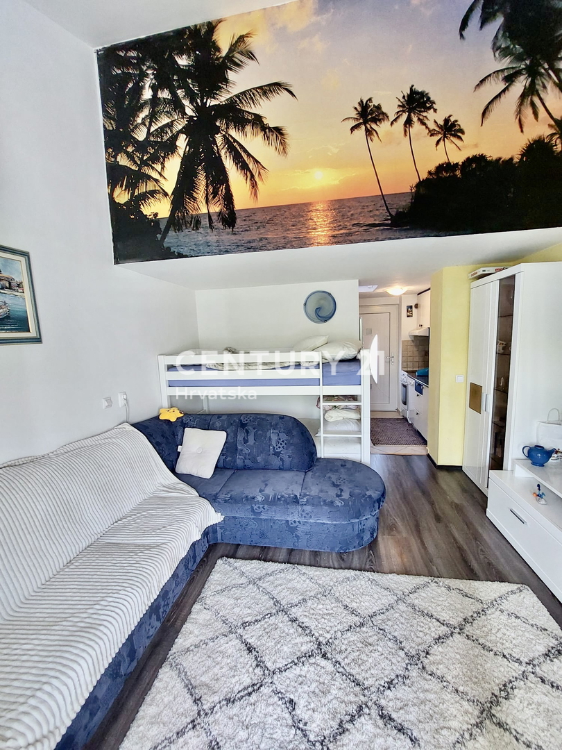 POREČ, ČERVAR PORAT, RENOVIRANO DVOSTOPENJSKO STANOVANJE LE 100 METROV OD PLAŽE