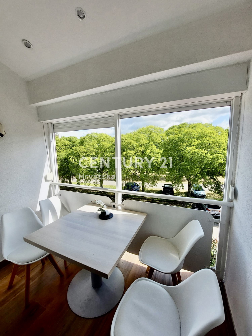 POREČ, ČERVAR PORAT, RENOVIRANO DVOSTOPENJSKO STANOVANJE LE 100 METROV OD PLAŽE