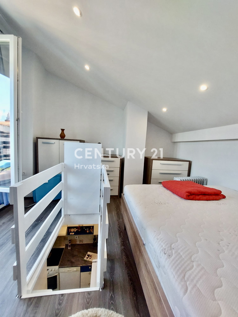 POREČ, ČERVAR PORAT, RENOVIRANO DVOSTOPENJSKO STANOVANJE LE 100 METROV OD PLAŽE