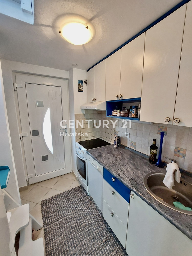 POREČ, ČERVAR PORAT, RENOVIRANO DVOSTOPENJSKO STANOVANJE LE 100 METROV OD PLAŽE