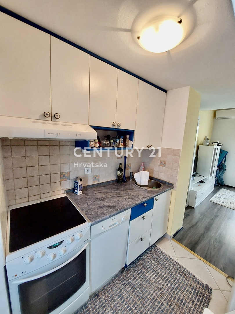 POREČ, ČERVAR PORAT, RENOVIRANO DVOSTOPENJSKO STANOVANJE LE 100 METROV OD PLAŽE