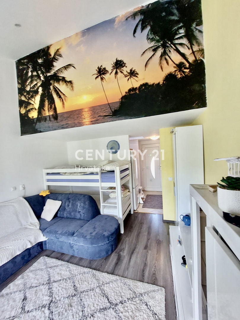 POREČ, ČERVAR PORAT, RENOVIRANO DVOSTOPENJSKO STANOVANJE LE 100 METROV OD PLAŽE