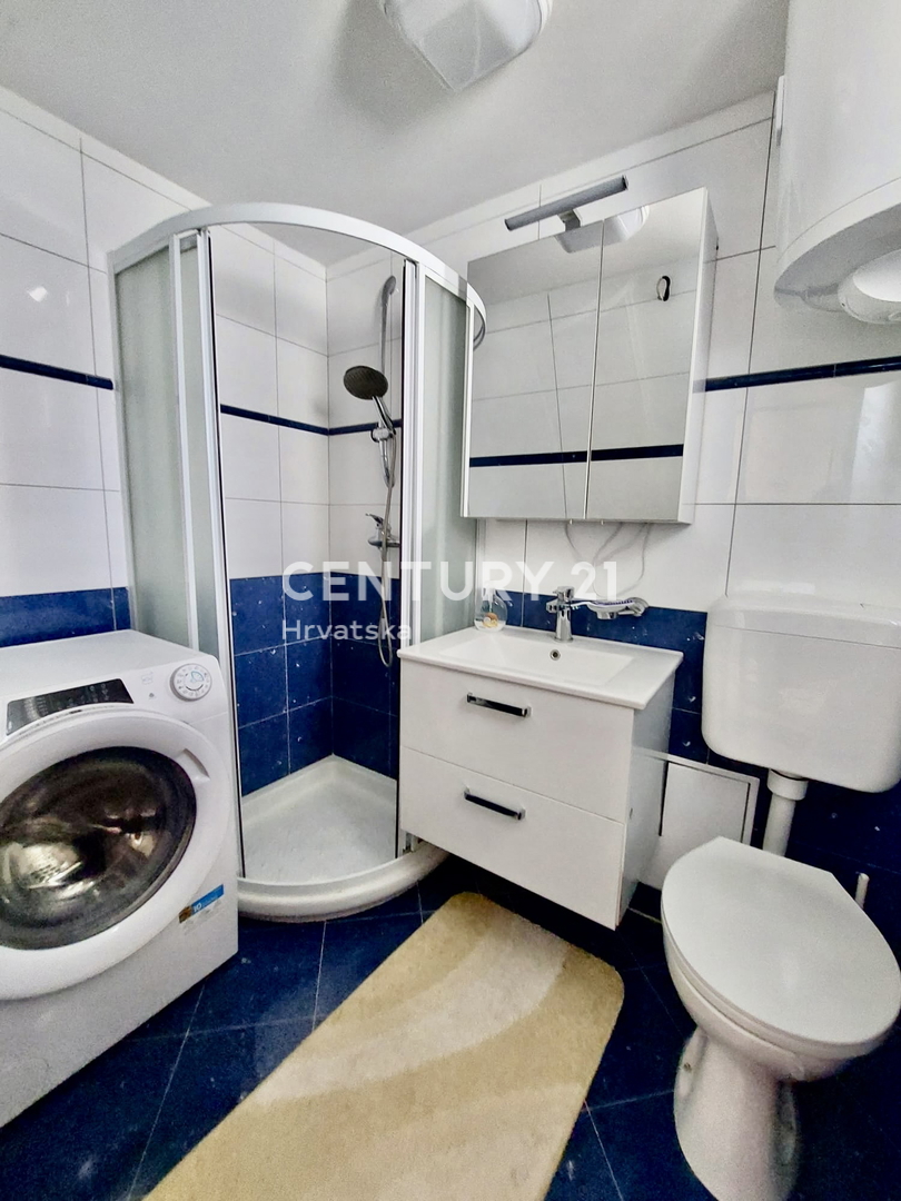 POREČ, ČERVAR PORAT, RENOVIRANO DVOSTOPENJSKO STANOVANJE LE 100 METROV OD PLAŽE