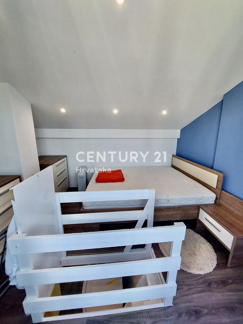 POREČ, ČERVAR PORAT, RENOVIRANO DVOSTOPENJSKO STANOVANJE LE 100 METROV OD PLAŽE