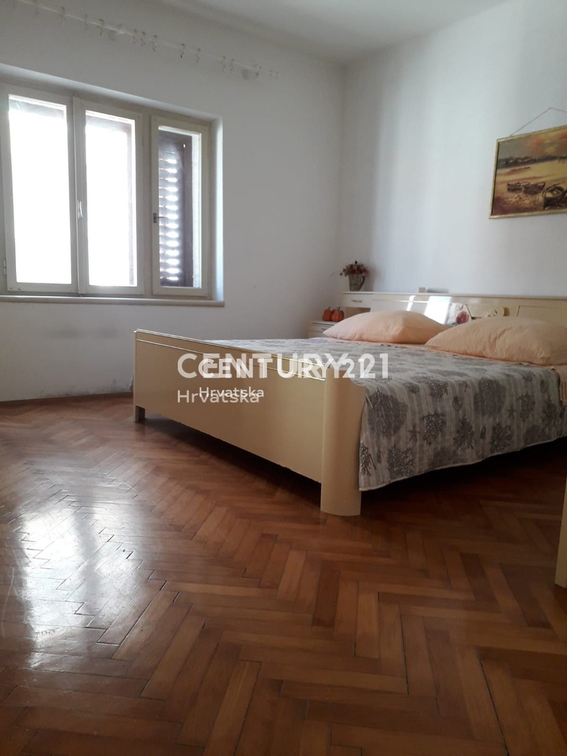 KALI, hiša v središču kraja med cerkvijo, občino in morjem