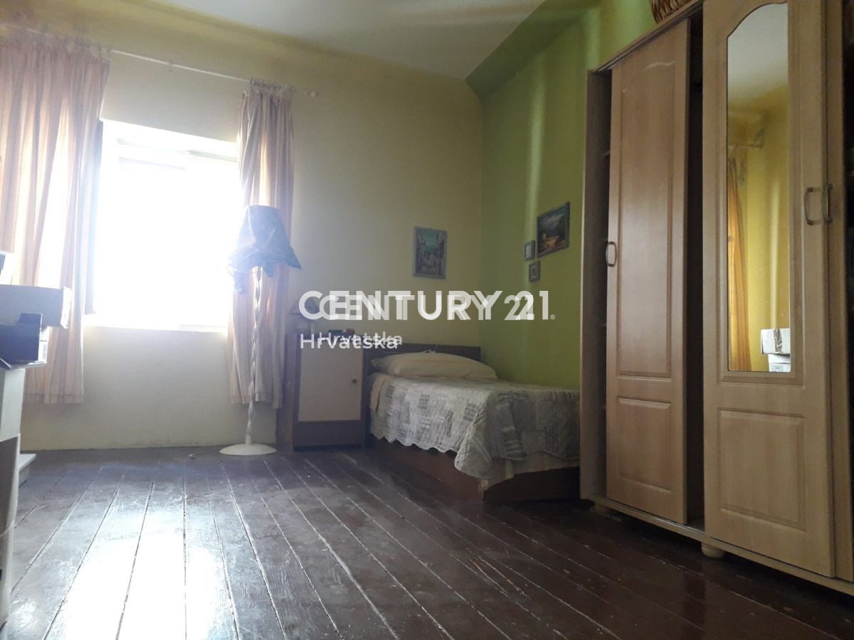 KALI, hiša v središču kraja med cerkvijo, občino in morjem