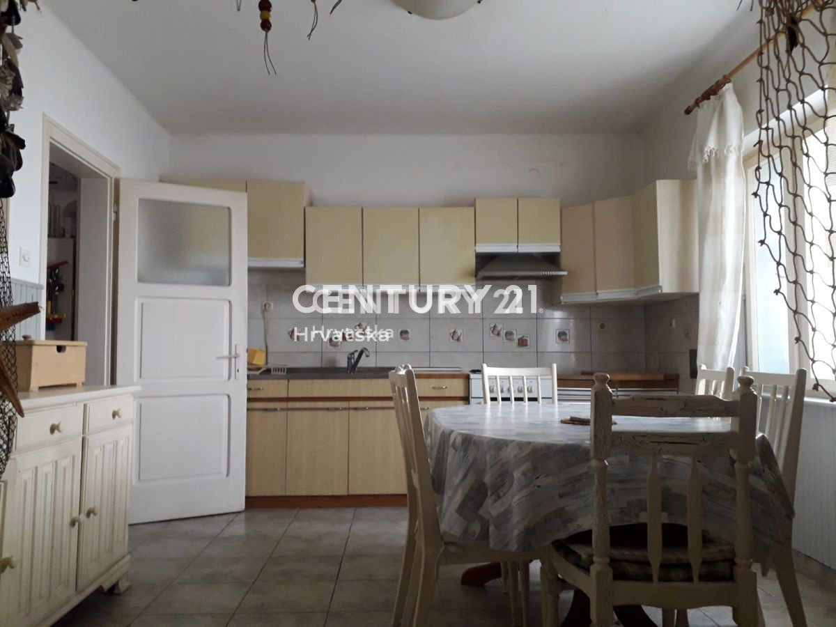 KALI, hiša v središču kraja med cerkvijo, občino in morjem