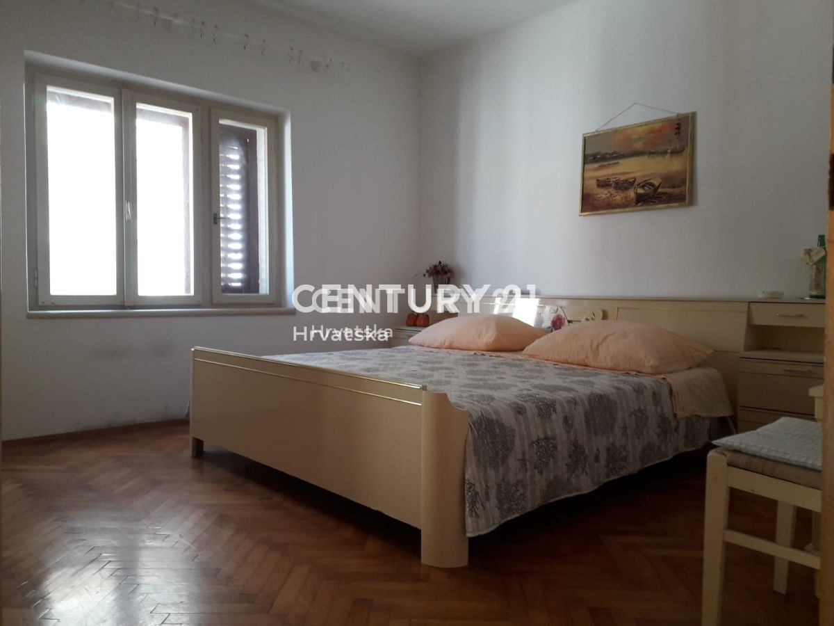 KALI, hiša v središču kraja med cerkvijo, občino in morjem