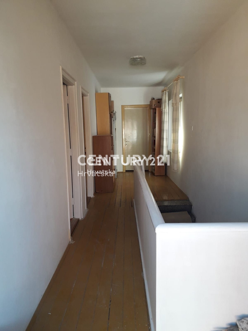 KALI, hiša v središču kraja med cerkvijo, občino in morjem