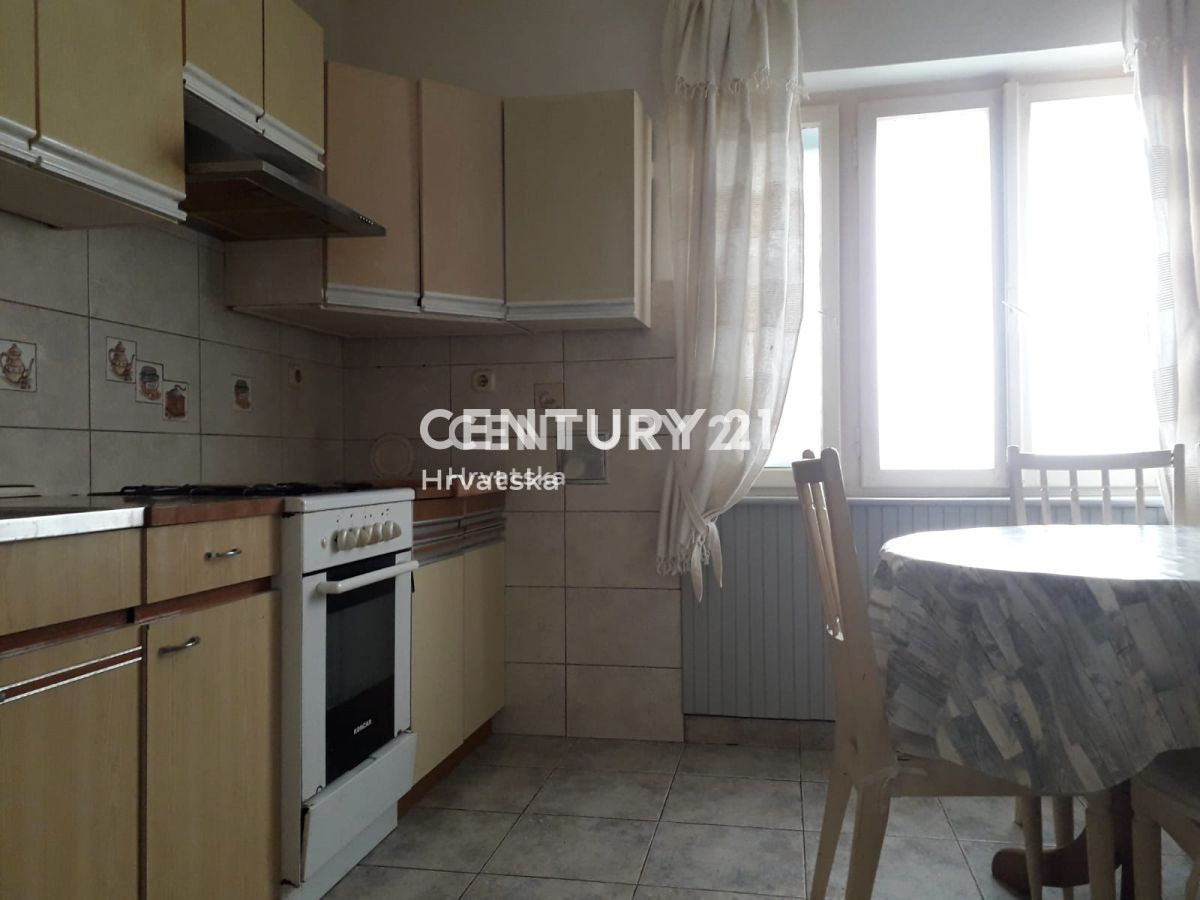 KALI, hiša v središču kraja med cerkvijo, občino in morjem