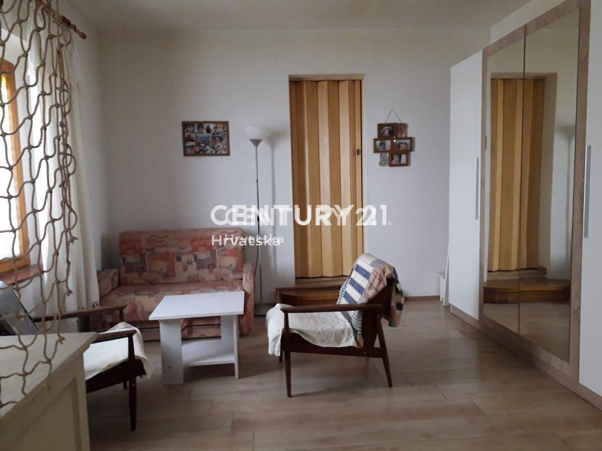 KALI, hiša v središču kraja med cerkvijo, občino in morjem