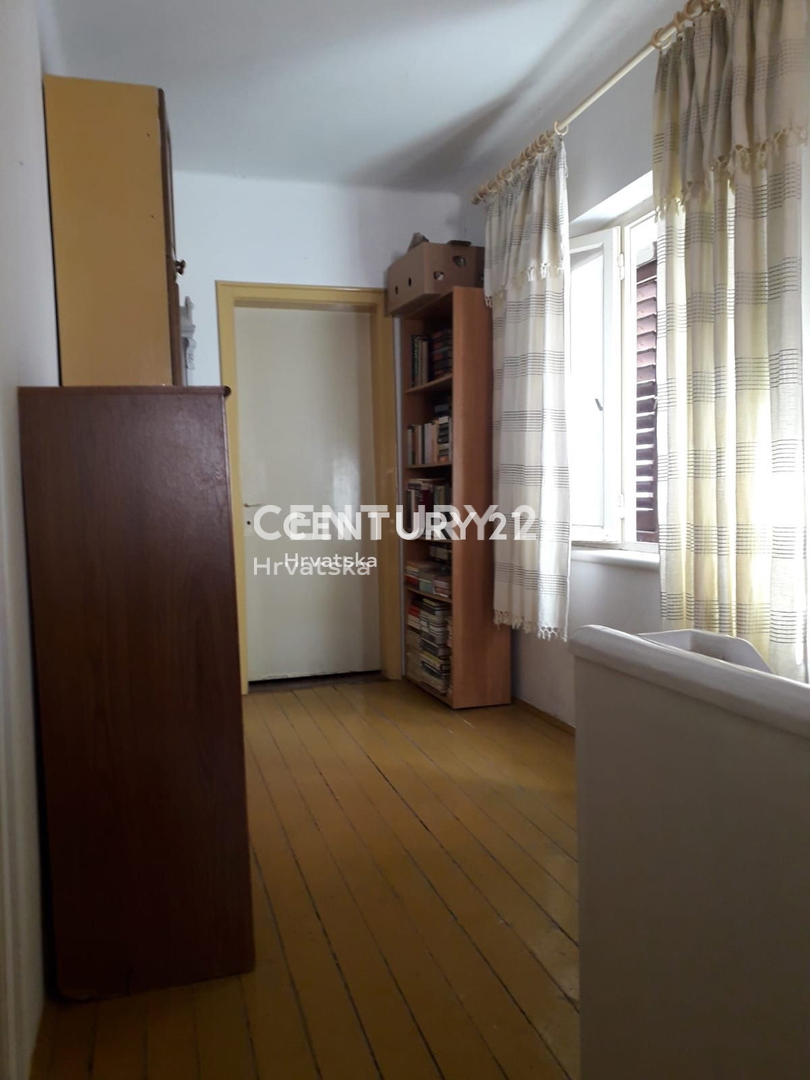 KALI, hiša v središču kraja med cerkvijo, občino in morjem