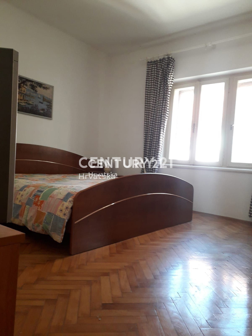KALI, hiša v središču kraja med cerkvijo, občino in morjem