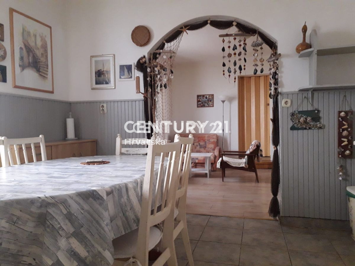 KALI, hiša v središču kraja med cerkvijo, občino in morjem