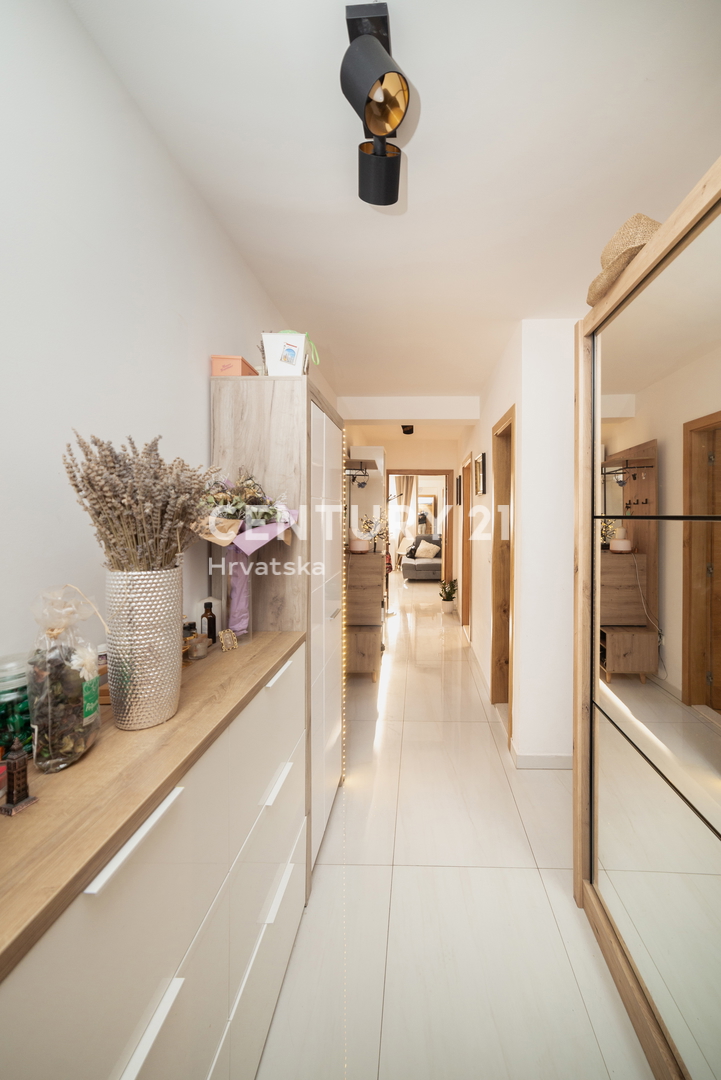 Zadar, Močire, 3-prostorsko stanovanje, 92 m2, 1. nadstropje, lastniški list, odlična lokacija, pogled na morje