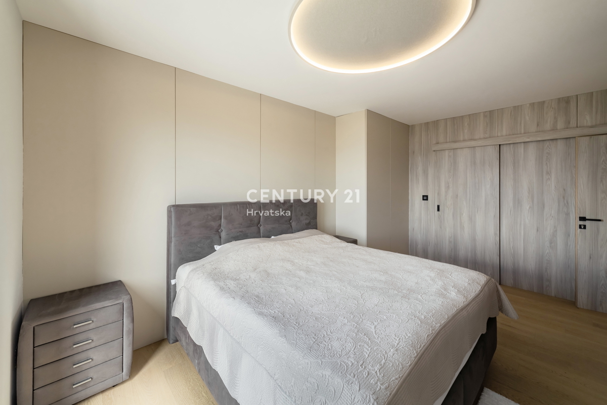 PETRČANE, VILA V PRVEM VRSTI OB MORJU, 183 M2, LUKSUZNO OPREMLJENA, TAKOJ PRIMERNA ZA USELITEV