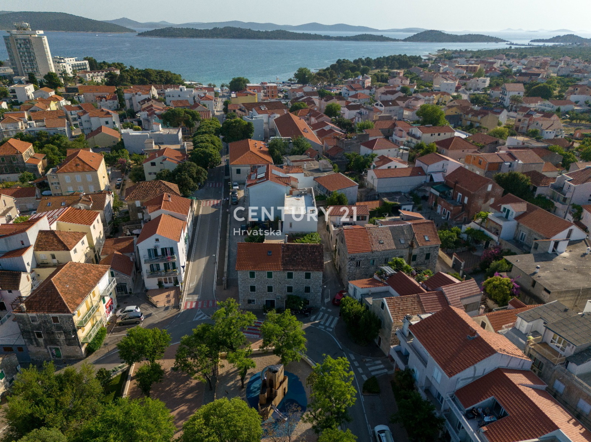 Vodice, kamnita hiša v središču kraja