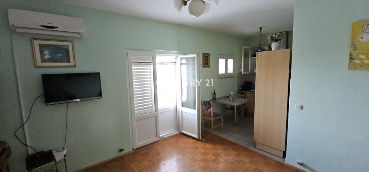 Kraj, Pašman, hiša s tremi stanovanji in garažo. Pogled na morje s terase površine 85 m2.