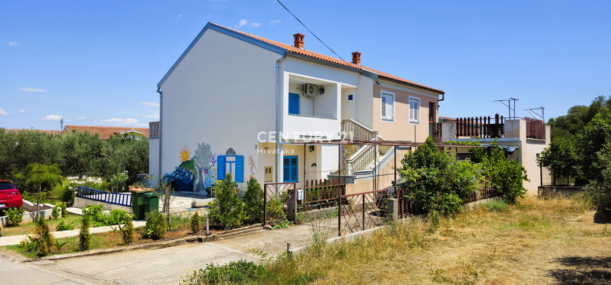 Kraj, Pašman, hiša s tremi stanovanji in garažo. Pogled na morje s terase površine 85 m2.