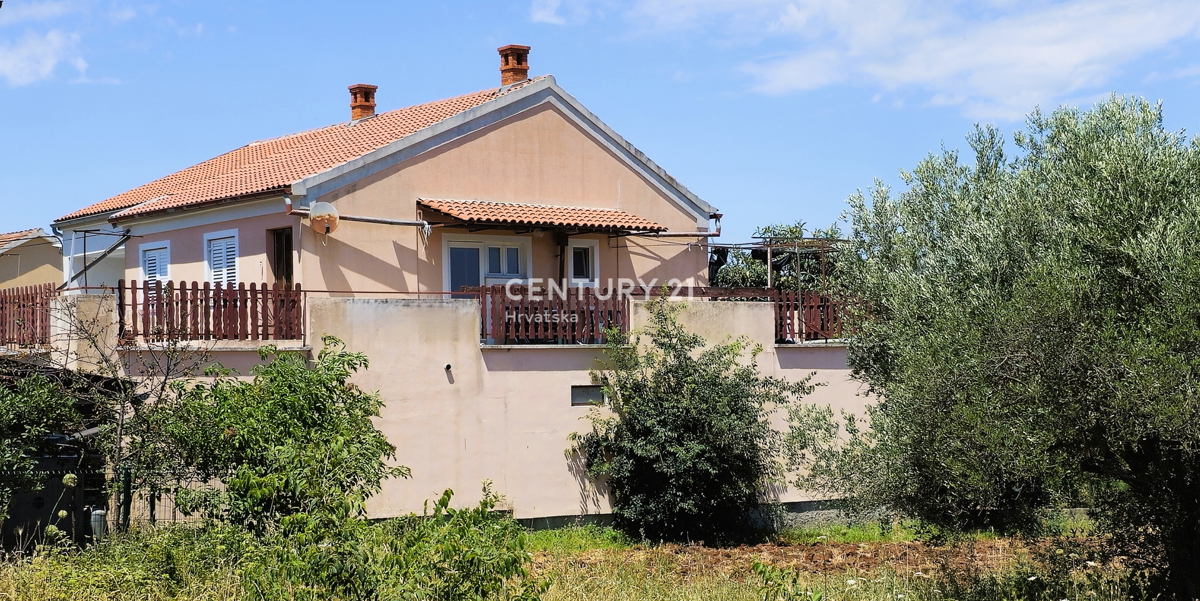 Kraj, Pašman, hiša s tremi stanovanji in garažo. Pogled na morje s terase površine 85 m2.