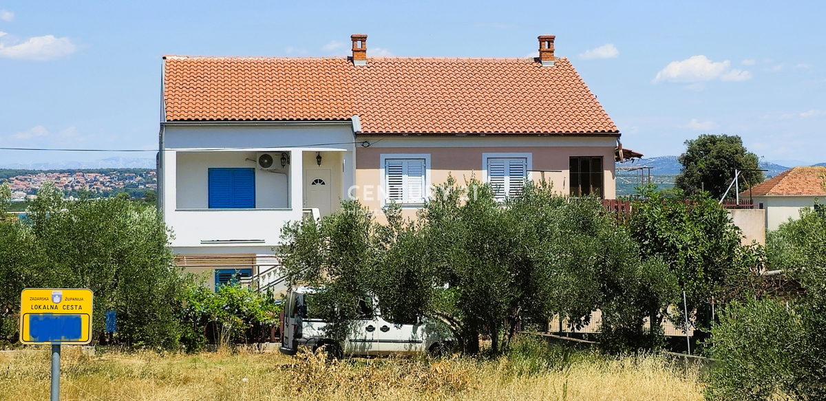 Kraj, Pašman, hiša s tremi stanovanji in garažo. Pogled na morje s terase površine 85 m2.